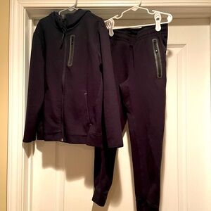 Boys Old Navy Dynamic Fleece Jogging suit.